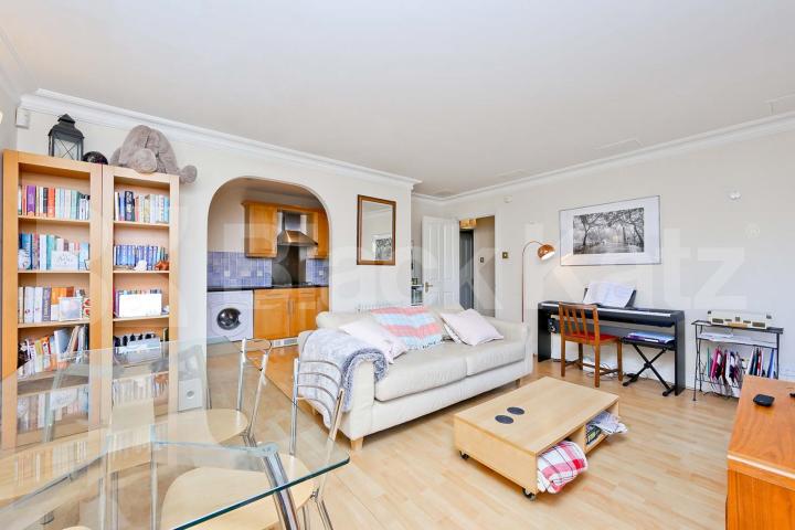 Beautiful apartment, over looking tranquil gardens & private parking   Russell Lodge. Spurgeon Street, London Bridge